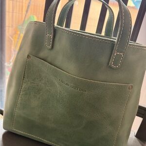 NWOT - Cucumber Portland Leather Goods Medium Crossbody Tote - zipper